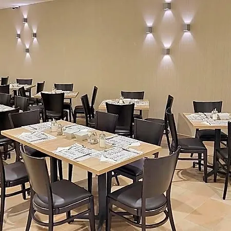 Szálloda D50 And Event Center 4*